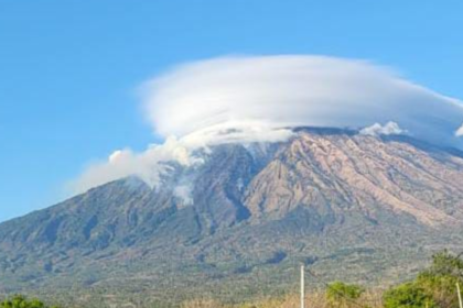 BPBD Karangasem Pantau Asap Putih di Gunung Agung: Hasil Analisis Pastikan Status Tetap Aman