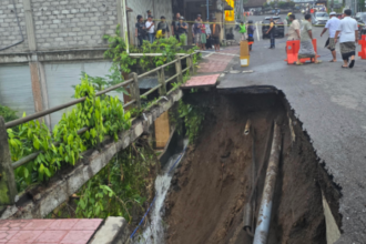 Lalu Lintas Lumpuh: Akses Jalan Ubud Ditutup Total Akibat Badan Jalan yang Ambrol
