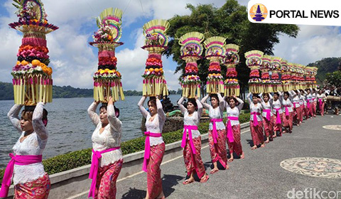 Simbol Syukur dan Estetika dalam Ritual Hindu Bali